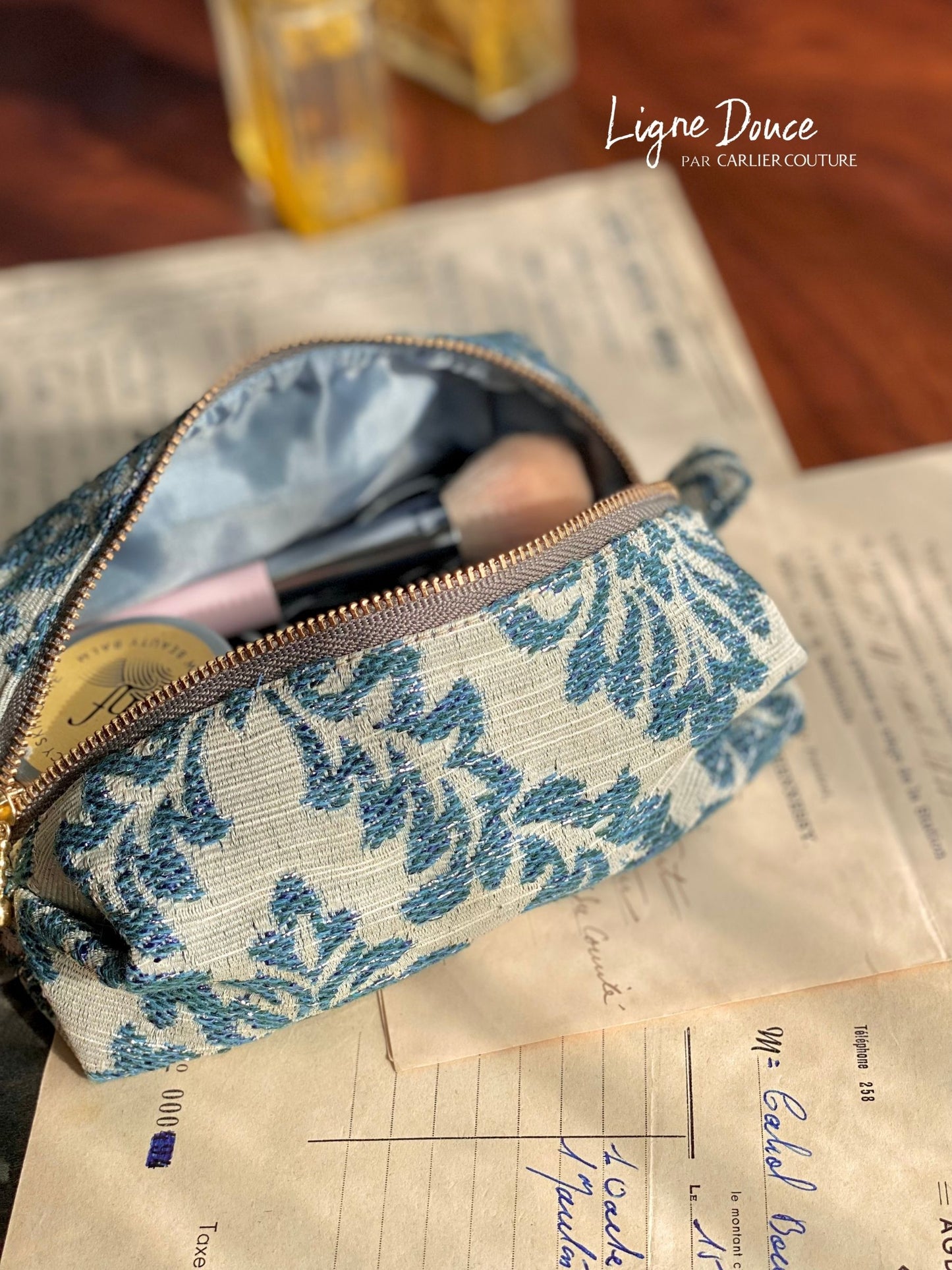 【即納品】イタリア製ジャガードのポーチ【ダマスク柄・ブルー】