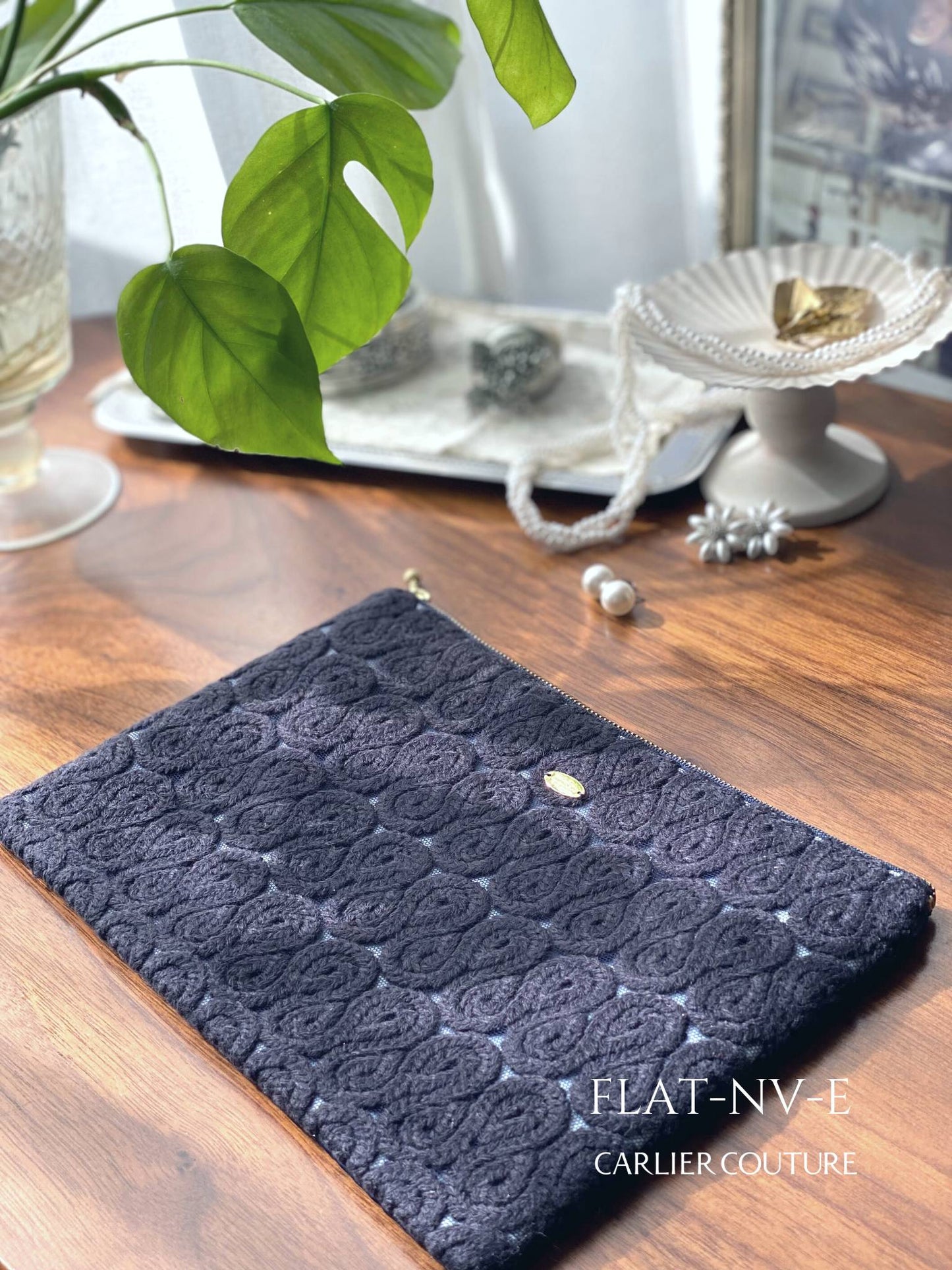 【即納品】ネイビーのポーチ・Flat【現品限り】